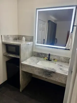 a bathroom with a sink and a mirror at SOFI MOTEL in Los Angeles