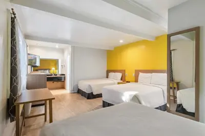 a hotel room with two beds and a mirror at Hotel H-Wood in Los Angeles