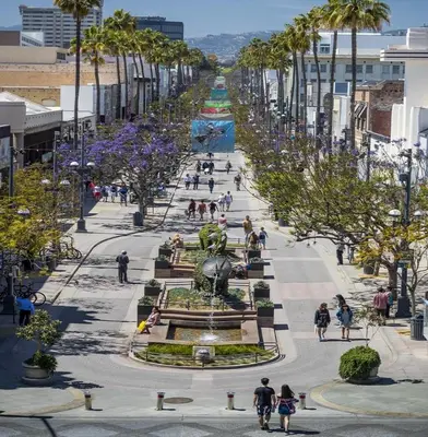 a city street with people walking and a fountain at 10 Cozy apartment heart of Santa Monica in Los Angeles