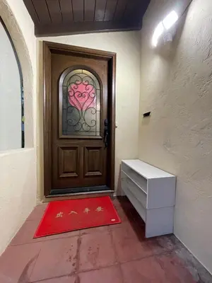a door with a red rug in front of it at \u534e\u4eba\u533a\u82b1\u56ed\u522b\u5885 in Temple City