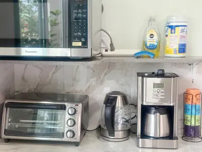 a kitchen counter with a microwave and a coffeemaker at \u534e\u4eba\u533a\u82b1\u56ed\u522b\u5885 in Temple City