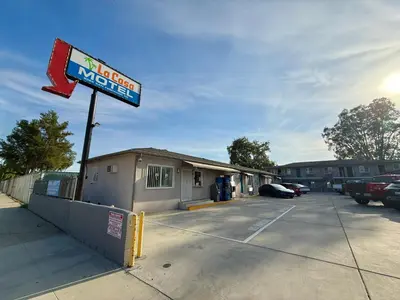 a sign in a parking lot in front of a motel at La Casa Motel, Los Angeles - Burbank Airport in Sun Valley