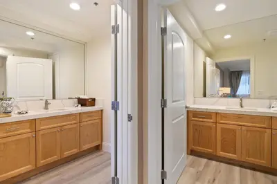 a bathroom with two sinks and a large mirror at Hotel Huntington in Duarte