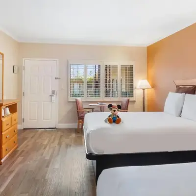 Anaheim Islander Inn and suites near Park and Convention center
