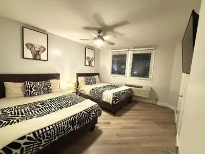 a bedroom with two beds and a ceiling fan at Hollywood Prime Location Walk to Hollywood Attractions Free Parking in Los Angeles