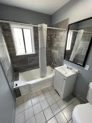 a bathroom with a tub and a toilet and a sink at Cornett Motel in Los Angeles