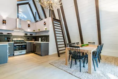 a kitchen and dining room with a wooden table and chairs at The Kingsley Hotel in Lake Arrowhead