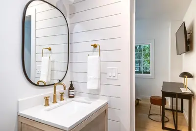 a bathroom with a sink and a mirror at The Kingsley Hotel in Lake Arrowhead
