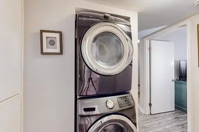a washer and a washing machine in a room at Pacific Cove Unit 111 in Los Angeles