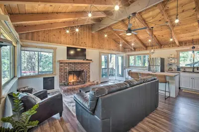 a living room with leather furniture and a fireplace at Newly Renovated Lake Arrowhead Cabin with Deck! in Lake Arrowhead