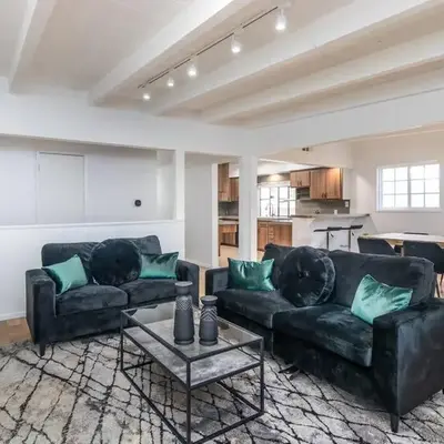 4 Bedroom house large pool & spa in prime location