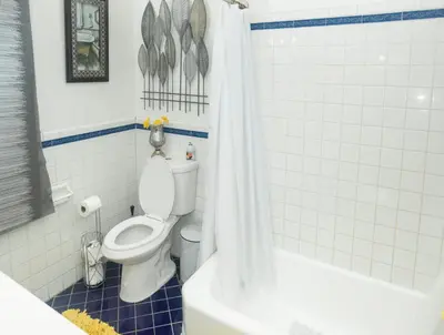 a bathroom with a toilet and a tub and a shower at Manuel Y Sonia-La casa de los Angeles in Long Beach