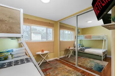 a room with a bunk bed and a bunk bed at Beach Villa * Hot Tub * Steps to Beach in Long Beach