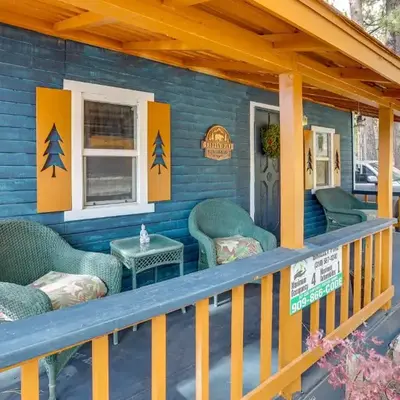 Grizzly Pine Cottage - Walk to Ski Beach Park!