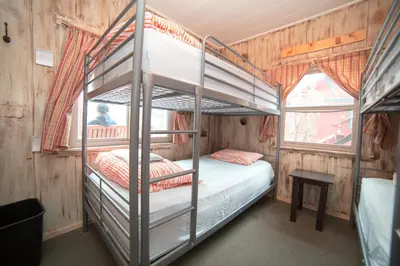 a bedroom with two bunk beds in a cabin at ITH Big Bear Lake Hostel & Lodge in Big Bear Lake