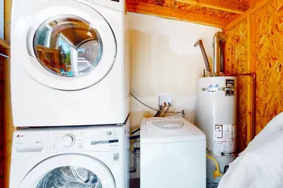 a washing machine and a washer in a small room at Hemlock Haven in Lake Arrowhead
