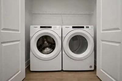 a washing machine and a dryer in a laundry room at Luxury 2 Bedrooms 2 Bathrooms With Pool and Gym in Los Angeles