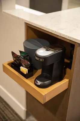 a black toilet in a drawer of a counter at Ayres Hotel Rialto Fontana in Rialto