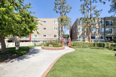 a walkway through a park in front of a building at Woodland Hills 2BR w Pool Gym nr Warner Center LAX-699 in Los Angeles